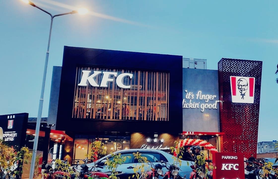 kfc_pk's tweet photo. We #FeelGoodRealGood to announce that KFC has opened its 116th branch at Gulberg Green, Islamabad. 

Visit the newly opened branch to experience a perfect blend of finger-lickin' food, visually stunning interior and an inviting ambience. 😍

#116thBranch #FeelGood https://t.co/Gy1BLozBTq