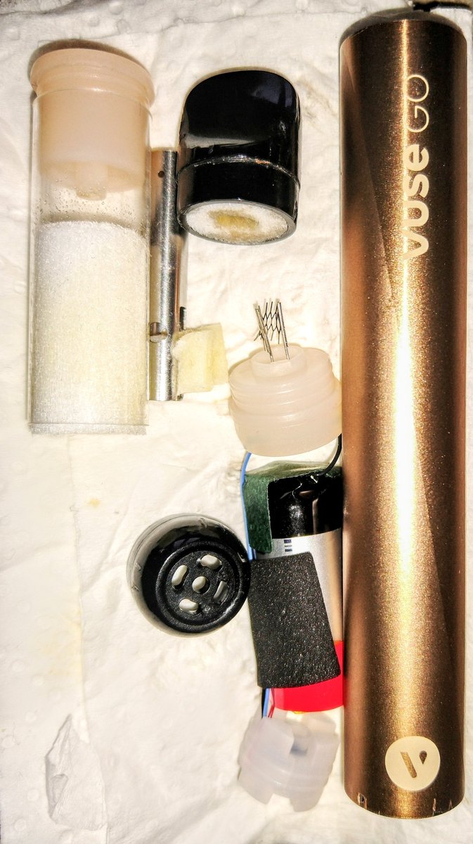 bk13051's tweet photo. @duerr_marc @derspiegel Nachtrag - so sieht z.B. eine "#VuseGo" von innen aus (Silikongummi, Plastik, Watte, Metall und natürlich ein Lithium-Akku nebst Underdruckschalter mit LED).
~€10 Verkaufspreis (mit "Tabakwaren -Substitut"-Steuerbanderole), "#Müll" nach nur ~150 (statt versprochenen 500) Zügen. https://t.co/PGRiy2tUdq