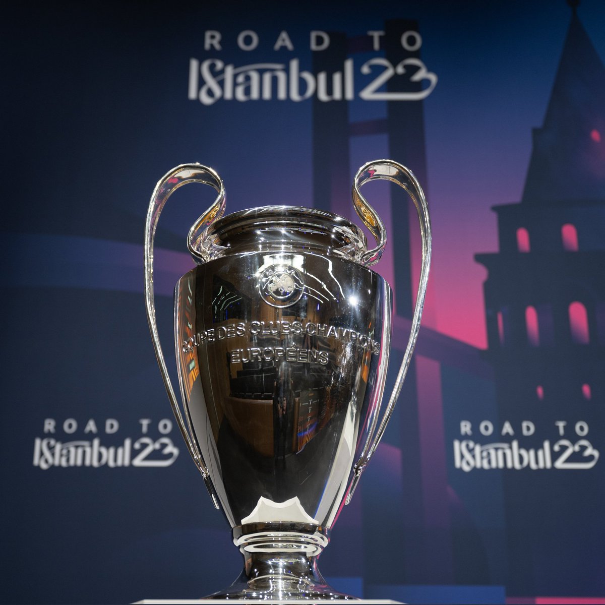 BREAKING : Inilah hasil drawing resmi babak perempatfinal Liga Champions.

Real Madrid vs Chelsea 🔥
Inter Milan vs Benfica
Manchester City vs Bayern Munchen
AC Milan vs Napoli 

Leg I : 12-13 April
Leg II : 19-20 April