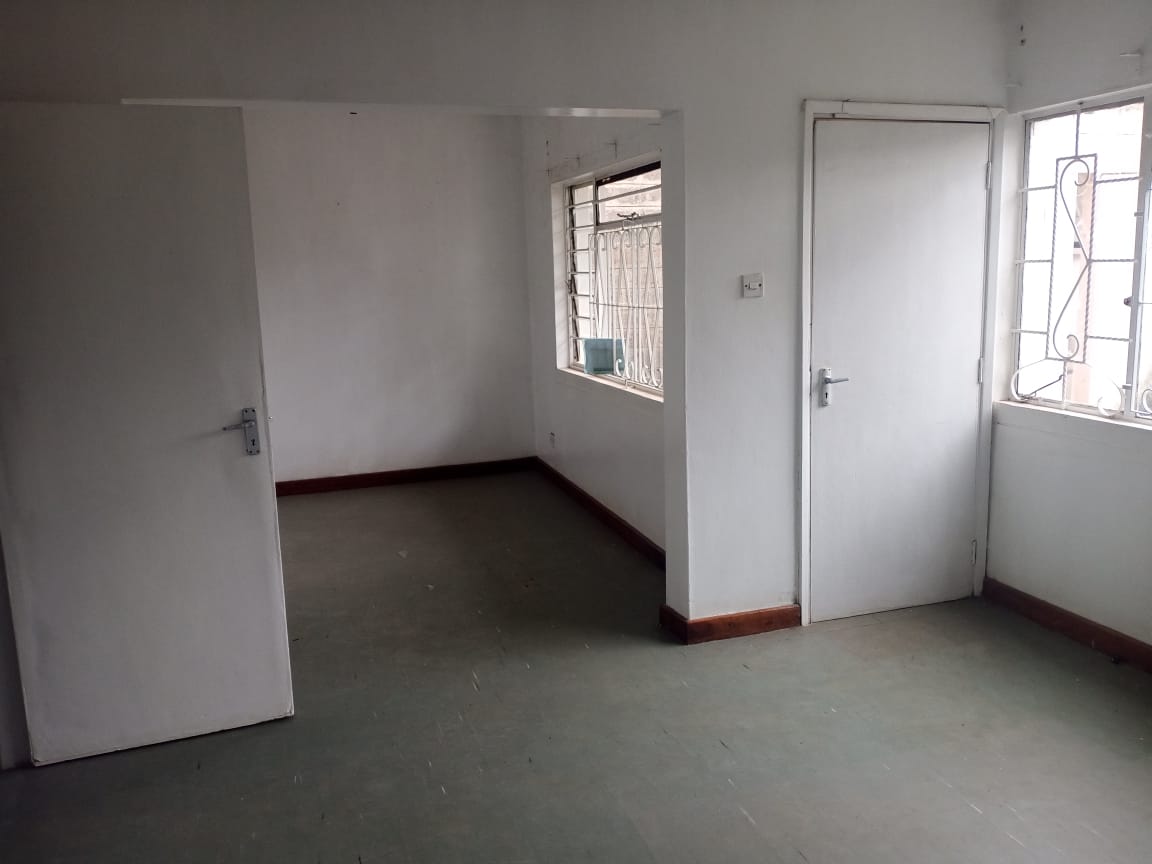 LANG'ATA NGEI 2, 3 BEDROOM MASSIONETTE FOR RENT
-Closed plan kitchen with enough cabinets and pantry.
-Spacious living room with dining area
-3 bedroom with enough wardrobes
-Detached sq
-Garden area
-Play ground
-Parking space

Rent 65k
call isaac today for viewing on 0716776744
