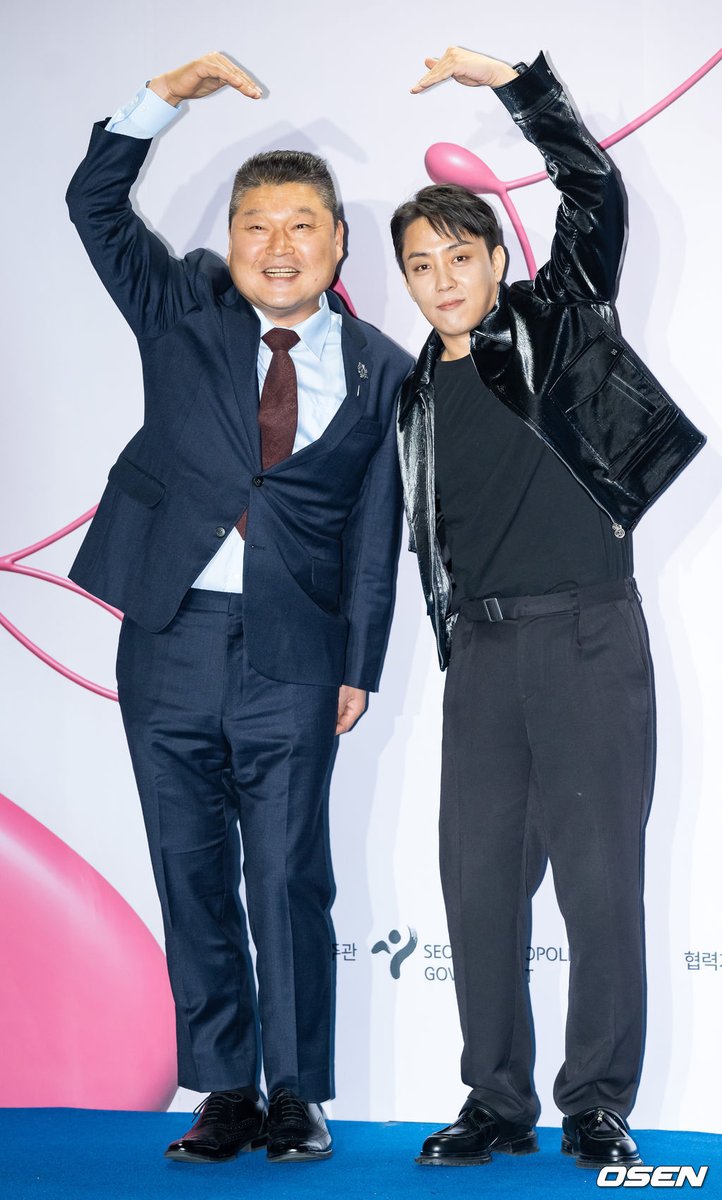 2724G1's tweet photo. [사진]강호동-은지원,'다정하게 대형 하트' (출처 : OSEN | 네이버 TV연예) https://t.co/tdCfUpyNye https://t.co/PbZnFyOVC2