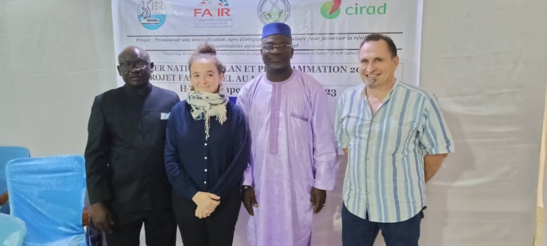 FairSahel's tweet photo. L'équipe #Mali s'est réunie cette semaine à Bamako pour le bilan à mi-parcours du projet et la programmation les activités de l'année 2023.
Cet atelier a réuni l'#IER, l'#AOPP, la #CNOP, le @Cirad et les producteurs des 3 communes d'intervention (Cinzana, Baguineda et Klela). https://t.co/2THJvVb0FT