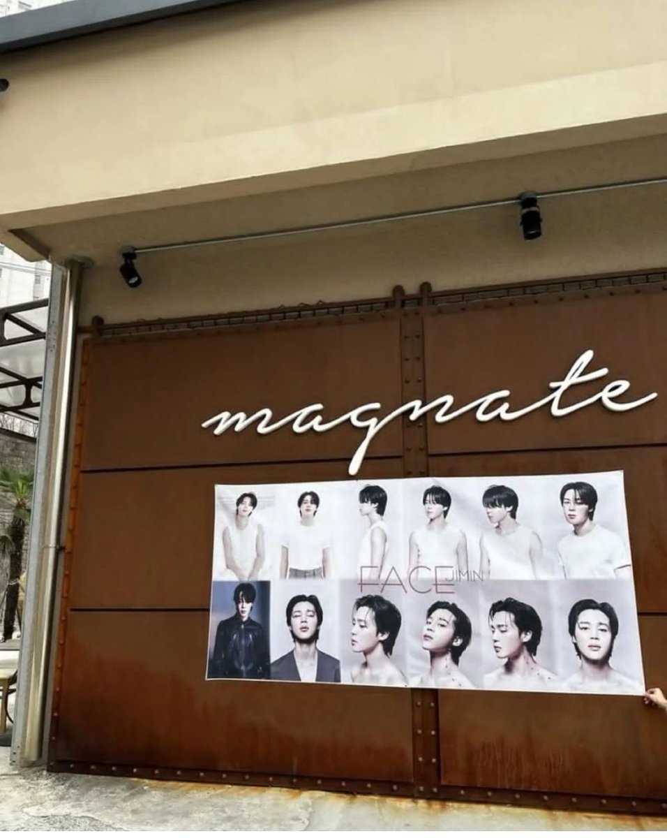 Pilar221307's tweet photo. 🥹🐥El papá de Jimin puso este gran cartel promocionando "FACE" en la entrada de su cafetería "MAGNATE" en Busan, Corea.
#Jimin_FACE
#SetMeFreePt2lsComing https://t.co/4m5iYxLI9w