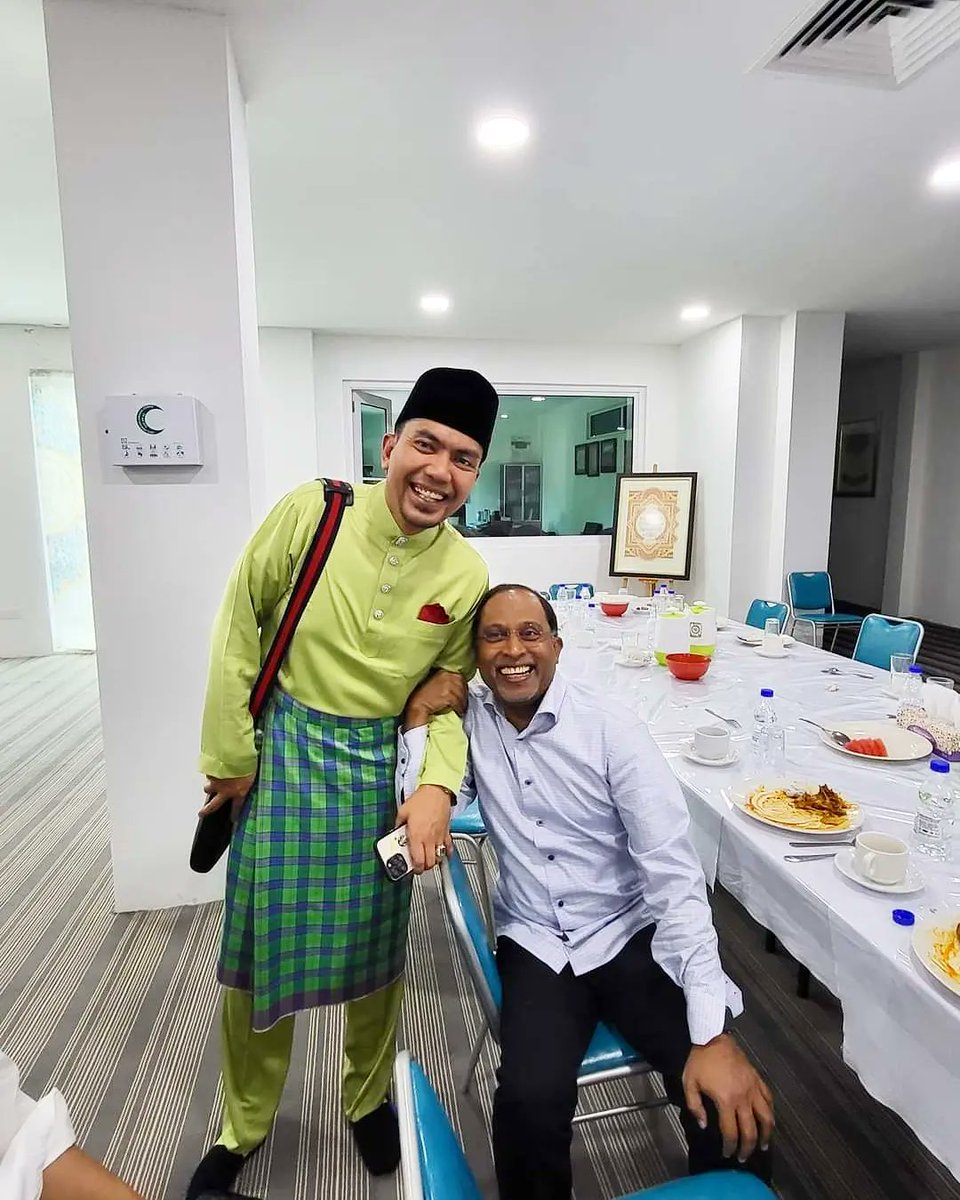 ..Hari ni memenuhi jemputan dari Dato Haji Latiff Mirasa (Pengerusi Nasyrul Quran Putrajaya) bagi menyampaikan Tazkirah &amp; juga Khutbah Jumaat yang bertajuk "Meraikan Ramadhan, Elakkan Pembaziran". YB Dato Sri Zambry Abd. Kadir juga hadir solat jumaat disini Alhamdulillah