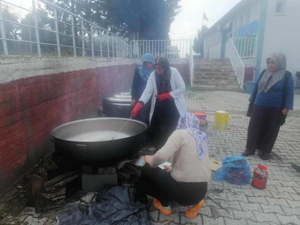 SamsatMem's tweet photo. Samsat Halk Eğitimi Merkezi'nde görev yapan usta öğreticilerimiz depremin ikinci gününden bu yana depremde etkilenen vatandaşlarımıza yemek yapmaya devam ediyorlar. @Abdulla28824664 https://t.co/wHyDXJskjw