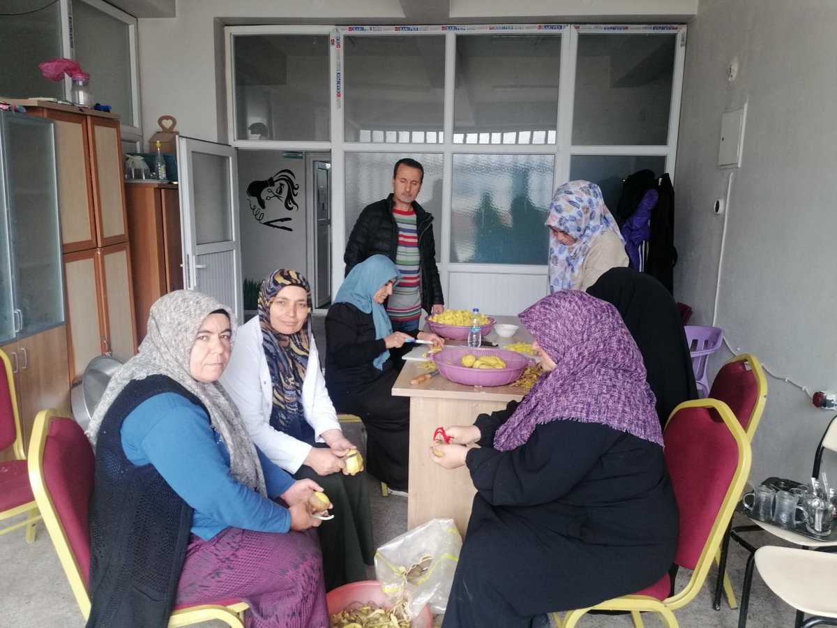 SamsatMem's tweet photo. Samsat Halk Eğitimi Merkezi'nde görev yapan usta öğreticilerimiz depremin ikinci gününden bu yana depremde etkilenen vatandaşlarımıza yemek yapmaya devam ediyorlar. @Abdulla28824664 https://t.co/wHyDXJskjw