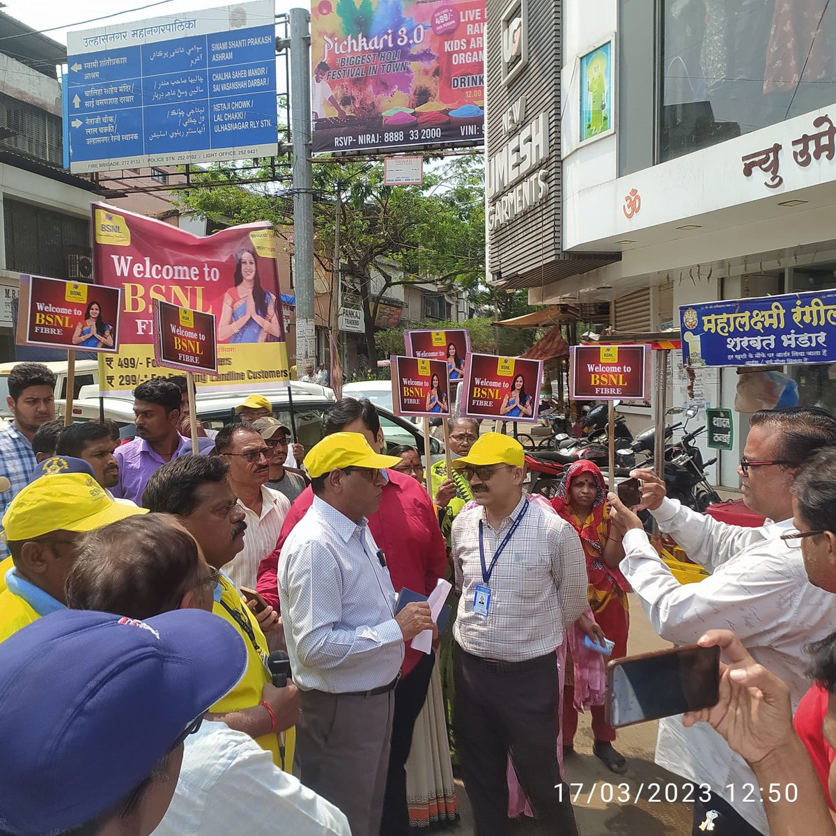 PatilVdp197's tweet photo. A Grand Rally / Marketing Campaign was arranged in Ulhasnagar 5, Doodh naka,area.

All officers and staff of DET Ulhasnagar Area participated.
Honarable GM Solanki Sir also participated and interacted with many customers/Shop Owners.
Very Good response was received to the Rally. https://t.co/QW0DVhJqjR