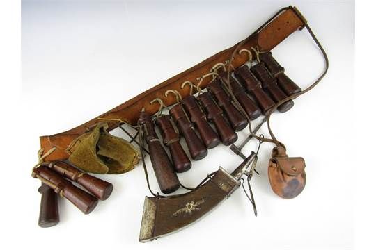17世紀、フランスの銃士がマスケットの薬包を12個たすき掛けにしたものを十二使徒になぞらえて"Apôtre"と呼んでいたらしい。 