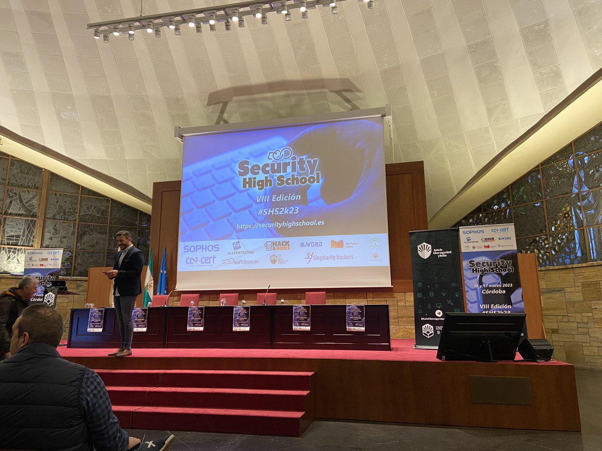 Laura_L_B_'s tweet image. Hoy de charlas 
#cybersecurity #SHS2k23