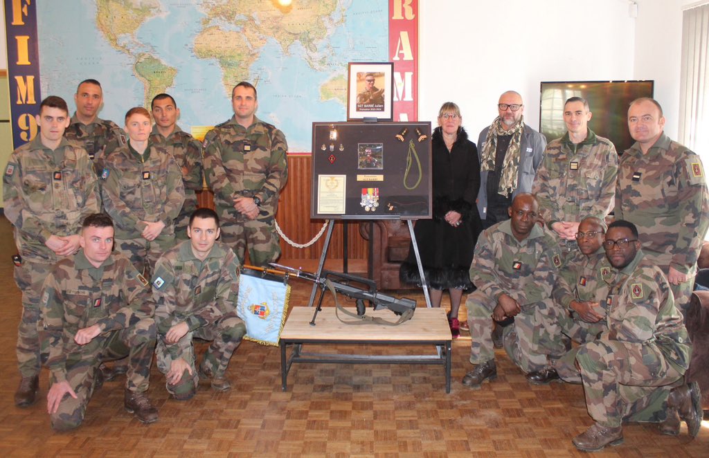 9_BIMa_AdT's tweet photo. 1/2- 1re cohorte 2023 de jeunes engagés des CFIM de la 9 baptisée du nom de son illustre parrain le sgt Julien Barbé, sapeur de marine exemplaire qui « a fait le choix de servir la 🇫🇷 » et « a vécu avec enthousiasme sa vie de soldat, jusqu’au sacrifice suprême » #6_RG https://t.co/n2nB4U2m2r