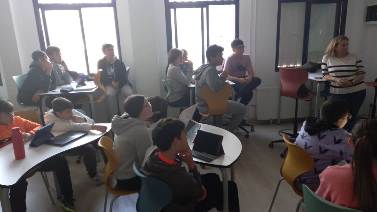 iespabloolavide's tweet photo. Hoy desarrollamos la segunda sesión de #Desenreda en el programa @ComunicApro_  @TDE_Andalucia_ @EducaAnd  Si la primera era para abordar las noticias y las #facenews , hoy toca el uso de la información en redes sociales https://t.co/nWqsRK1vOb