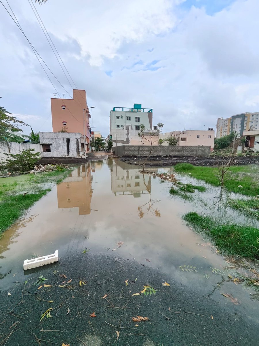 #ChennaiCorporation @rdc_south #EzhilmiguChennai #SingaraChennai2_0
The entire Sai Nagar sewage water pipeline exits and comes to an end. There is no more communication from this point onward. Vacant ground is being filled with sewage water, and it is now overflowing into road