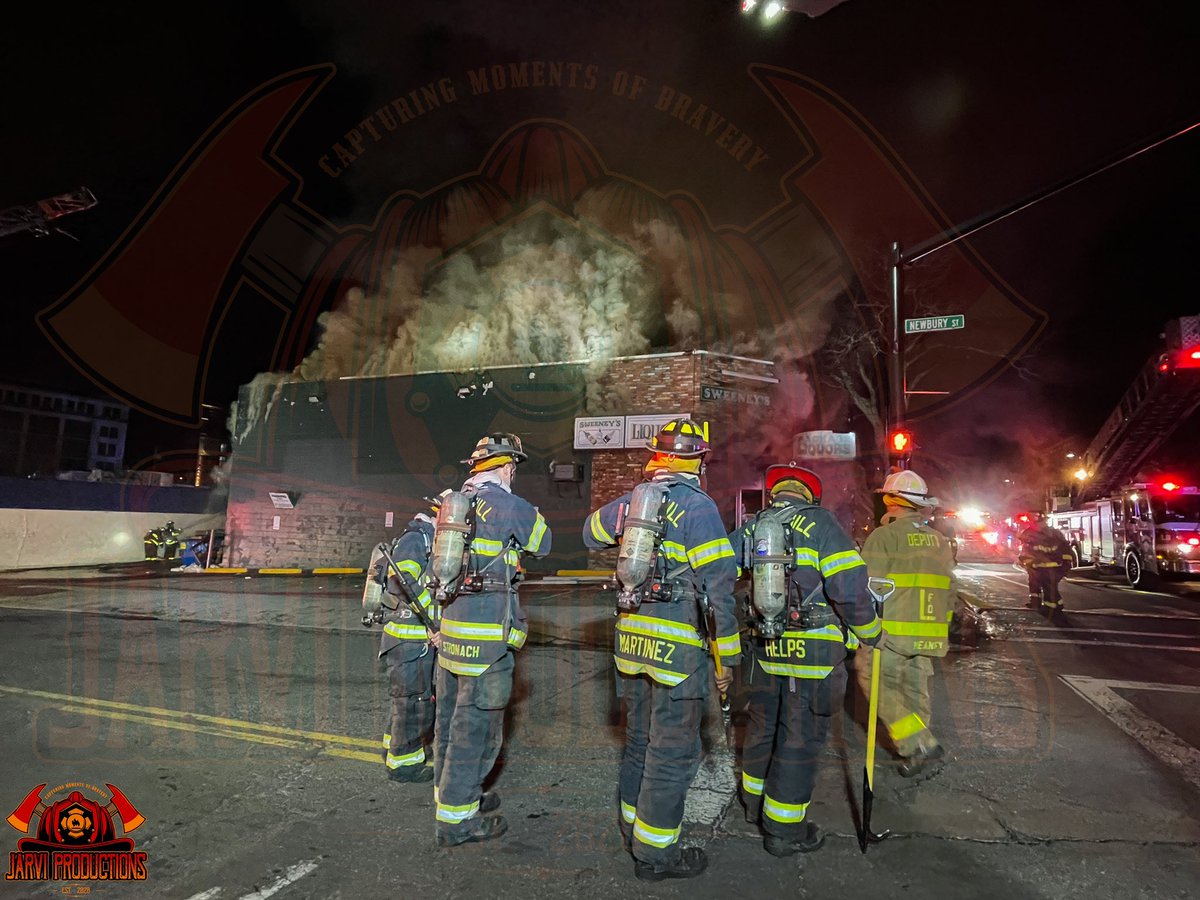 JarviProductio1's tweet photo. Lawrence Fire has a 3rd alarm + on Essex St. @LawrenceFire146 @Bfmorty #lawrence #lawrencefire @HaverhillFire https://t.co/AStbZdeAwC