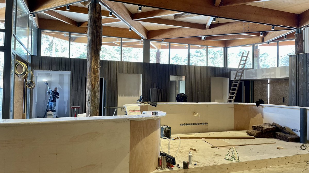 _mvdb's tweet photo. Er wordt momenteel hard gewerkt aan de afbouw van ontvangstgebouw RCN Het Grote Bos, de natuurlijke uitstraling wordt nu ook in het interieur steeds meer zichtbaar.
 
Meer weten? Check
https://t.co/gR2fwXqPEA
 
#BINT #RCN #architectuur #hout  #doorn https://t.co/s5UrvnfQ7D