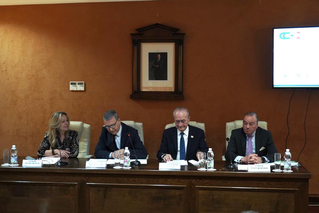 malaga's tweet photo. El alcalde, @pacodelatorrep, ha asistido a la inauguración del Foro Empresarial Brasil-Andalucía, junto a la edil de Promoción de la Ciudad, @rsanchezmlg, el @EmbBrasilEspana, Leite Ribeiro; la presidenta de @CamaraBr_Esp, Trinidad Jiménez, y Juan José Delgado de @estrellagalicia https://t.co/7Zgk8jxtlc