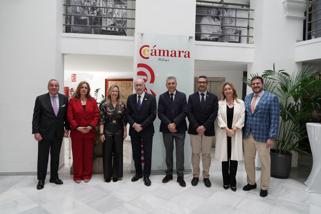 malaga's tweet photo. El alcalde, @pacodelatorrep, ha asistido a la inauguración del Foro Empresarial Brasil-Andalucía, junto a la edil de Promoción de la Ciudad, @rsanchezmlg, el @EmbBrasilEspana, Leite Ribeiro; la presidenta de @CamaraBr_Esp, Trinidad Jiménez, y Juan José Delgado de @estrellagalicia https://t.co/7Zgk8jxtlc