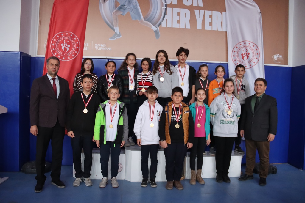 GSB_KinikGM's tweet photo. TASOF Akıl Ve Zeka Oyunları Kınık İlçe Elemelerinde dereceye giren gençlerimize ödüllerini İlçe Spor Müdürümüz Sn. Mustafa Çelik ile İlçe Milli Eğitim Müdürümüz Sn. Ömer Derelioğlu takdim ettiler.

#AkılVeZeka
@gencliksporbak @kasapoglu https://t.co/bpn3Wl4aIY