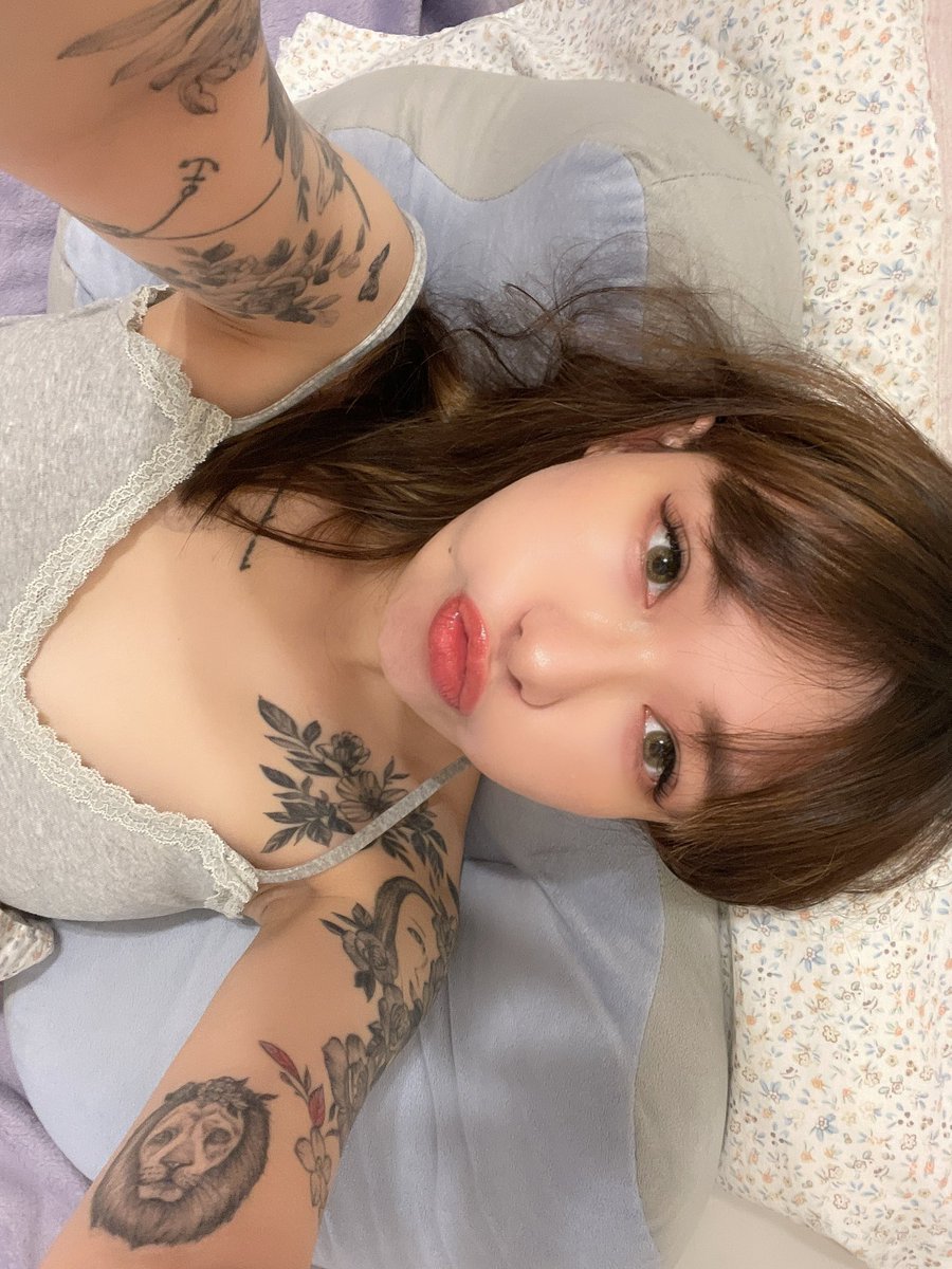 嘟嘟嘴
真的可愛

哪個男生抗拒得了
請跟我說🥵