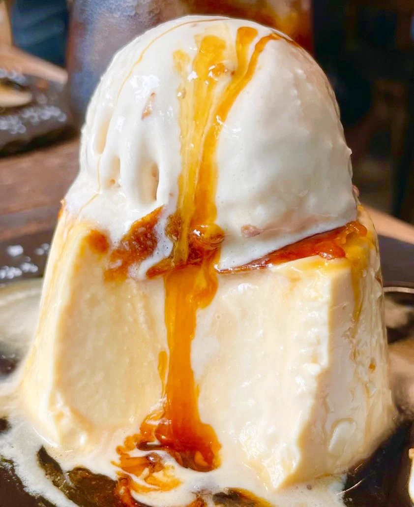 「TETO-TEO」のプリンはなんと表面をバーナーで炙ってくれるぞ‼