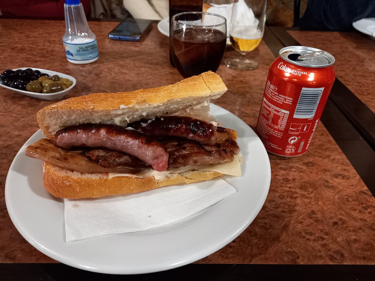 AnaMisterios's tweet photo. Viernes de almuerzo magdalenero #labraseta #almuerzosquesoncomida https://t.co/ZlrZAGGy5k
