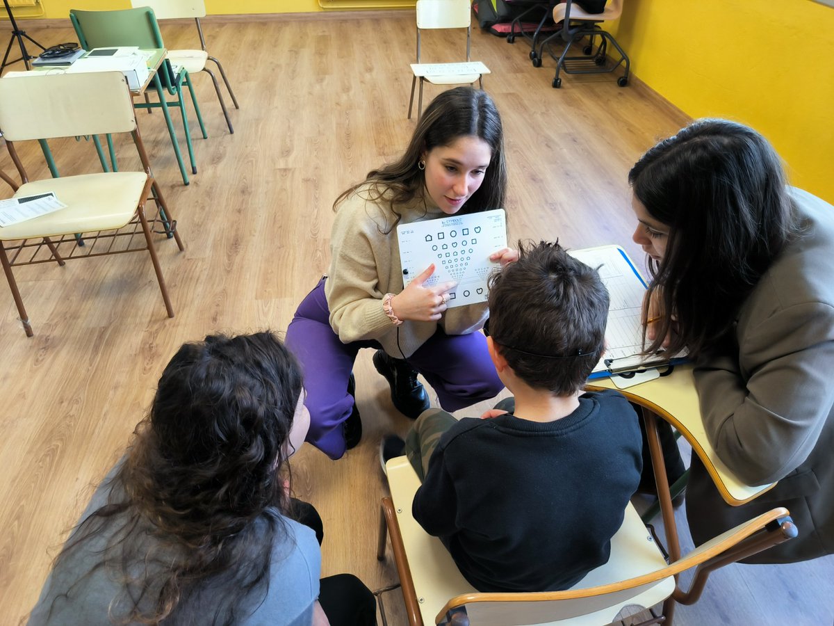 FooUsc's tweet photo. Un ano mais, a #FooUSC implícase na atención visual na contorna educativa colaborando na mellora da sociedade!! 

Remata unha semana de gran traballo dos/as estudantes da facultade!!!! https://t.co/CLrkJMYerL
