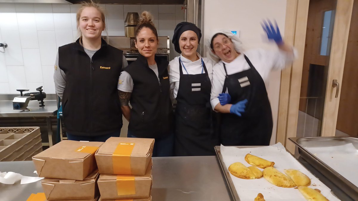 EAlimentacio's tweet photo. Estrenamos #talleres de crespells / robiols en #CasaEsment y este equipazo ha sido el responsable de que salga todo súper rico. 🤗🤗
.
.
#talleres #cooking #repostería #panaderia #robots #crespells #Mallorca #esmentalimentació #esment #CasaEsment https://t.co/n9Exalu8Ow