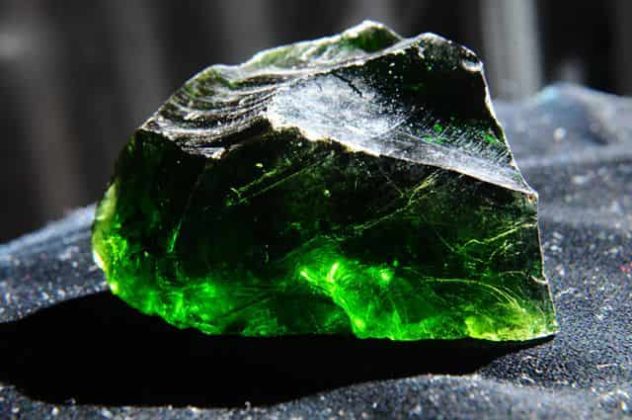 volcaholic1's tweet photo. In honour of St. Patrick, here is some green obsidian...
Green obsidian is a volcanic glass that contains minerals like iron and magnesium. Its green color comes from inclusions of minerals like actinolite or chlorite.
#Obsidian #VolcanicGlass #StPatrickDay #volcano https://t.co/t9pzkIJOp5