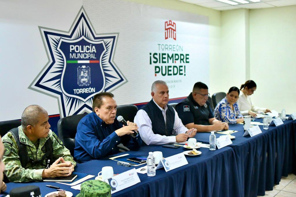 RomanCepeda's tweet photo. Reunión de seguridad con la presencia del Fiscal General del Estado de Coahuila, Dr. Gerardo Márquez Guevara, con quien trabajamos en conjunto dando seguimiento a las acciones de prevención y combate al delito para beneficio de la paz y tranquilidad de las familias torreonenses. https://t.co/1wvSIyv3RH