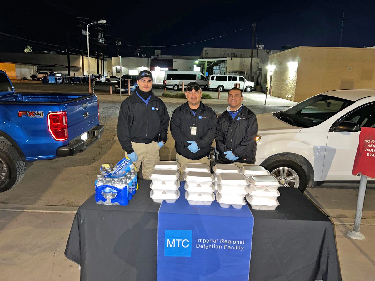 MTC_Trains's tweet photo. The Imperial Regional Detention Facility has continued its tradition of cooking and delivering meals to individuals experiencing homelessness in #CalexicoCA. π₯Great job! #mtcchangeslives #BIONIC #believeitornoticare #service #servingthecommunity #servingothers #givingback https://t.co/zVMy6B5PID