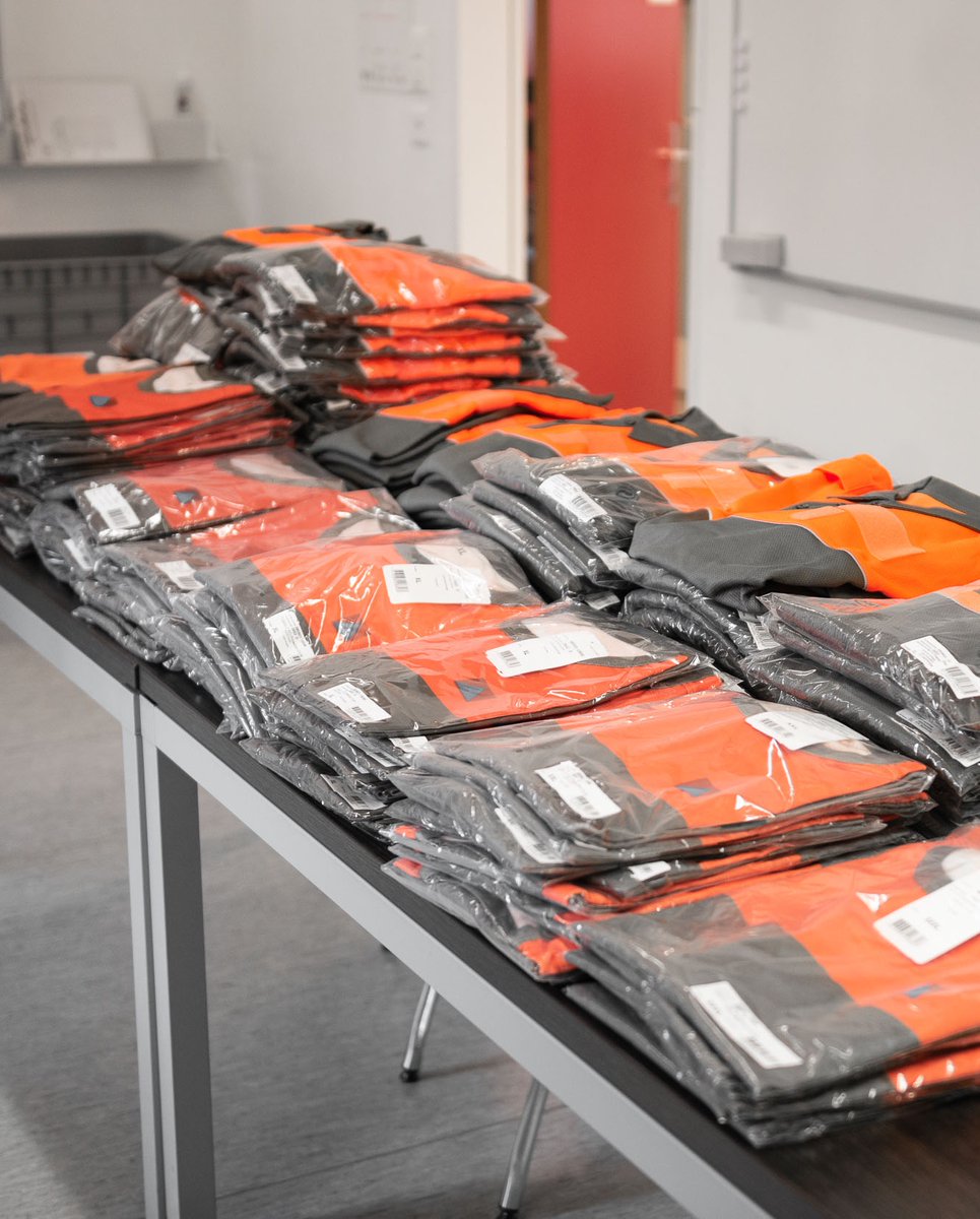 PCiVD's tweet photo. Retour en images sur la deuxième école de formation de base (EFB) de l'année. Première étape pour les nouvelles recrues: recevoir la tenue qui marque leur appartenance à la #Protectioncivilevaudoise et qui les accompagnera pendant la durée de leur obligation de servir. https://t.co/8nplAIlzIH