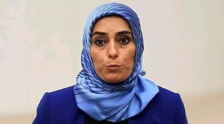 72 doğumlu Zehra Taşkesenlioğlu'nun mal varlığı;

▪İngiltere'de çiftlik
▪Afrika’da madenler
▪82 Milyon TL'lik yat
▪100’e yakın mal varlığı
▪Avm
▪180 milyon$  para
▪ 2,5 kg  altın

▪Haa bu arada 15 Mayıs'ta Yunanistan'a giden uçakların hepsi doluymuş!
#FelaketimizSİZSİNİZ