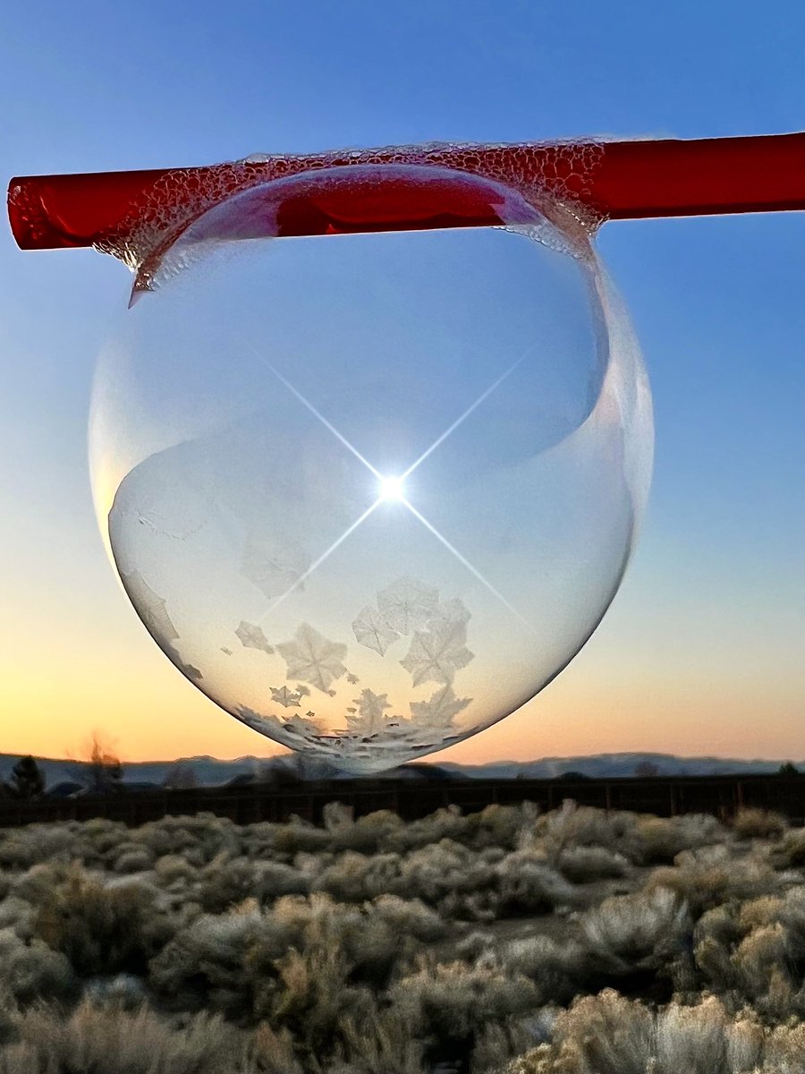 rikyd_smith's tweet photo. When the moons magic 🌙#frozenbubbles #moon https://t.co/gQuuACUKUm