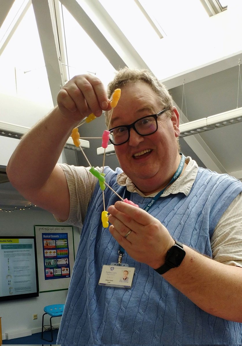 adporter's tweet photo. Oxford oncology lab's Professor O'Neil shows me how to make a double helix with Jelly Babies! https://t.co/KvmxCLohvi