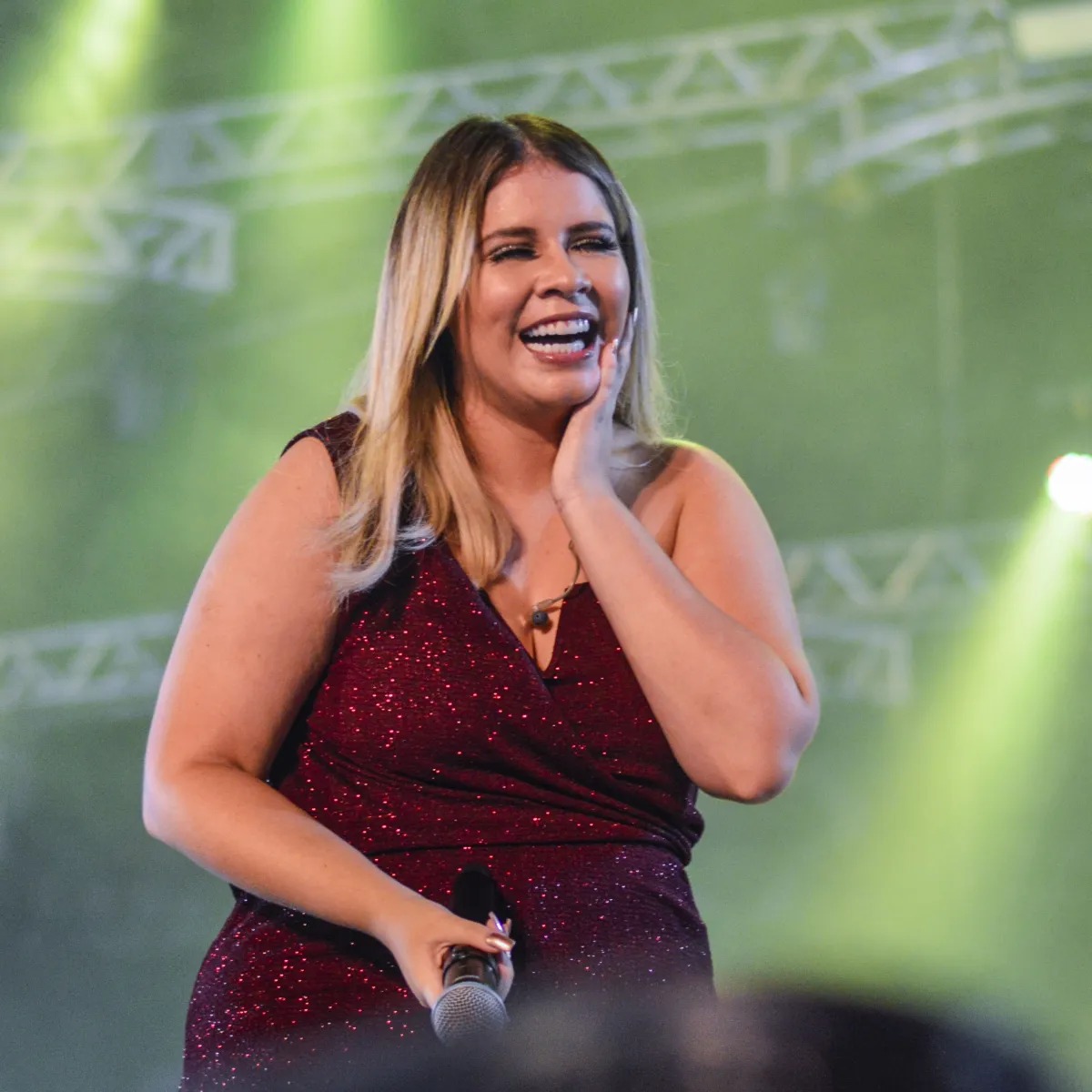 FcCariocasdaMM's tweet photo. a gente se da tão bem, entre 4 paredes que  pouco me importa do quarto pra foraaaa, eu e você, sem regras, sem logicaaaa 🤎🤎

#Post @Eumaciumeira

#decretosreais3  #mariliamendonca  #amoreterno  #saudades #minhasaudade #teamo #RainhaDoSertanejo  #minhaestrela #estrelinha https://t.co/9nJOZg4Rqs