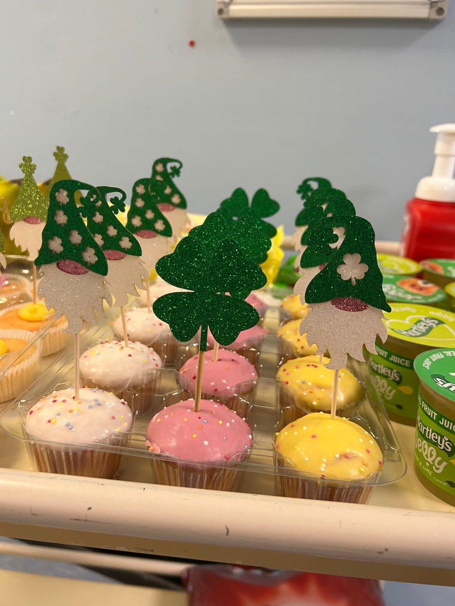 OPAU celebrating St Patrick’s Day with all their wonderful patients ☘️🇮🇪#WUTH #Frailty #Acute @emma091_emma <a href="/PatientWuth/">WUTH Patient Experience</a>