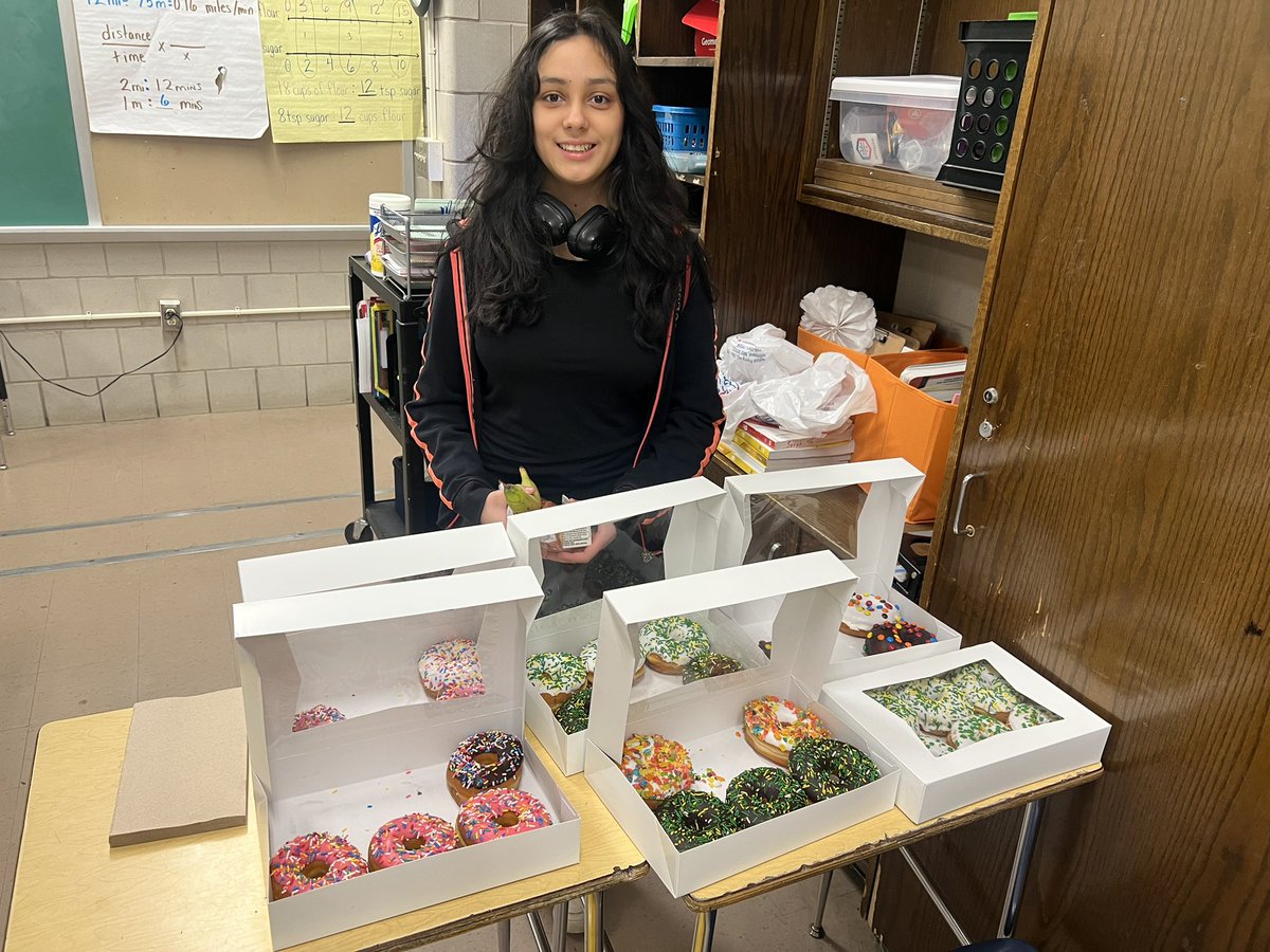 KaseyBarr21's tweet photo. A sea of green, donuts for my MISA testing group, amazing performances at our talent show, and rock paper scissors MATH! Another great day @LansdowneMS! 🦁 https://t.co/I0CLAVVQwZ