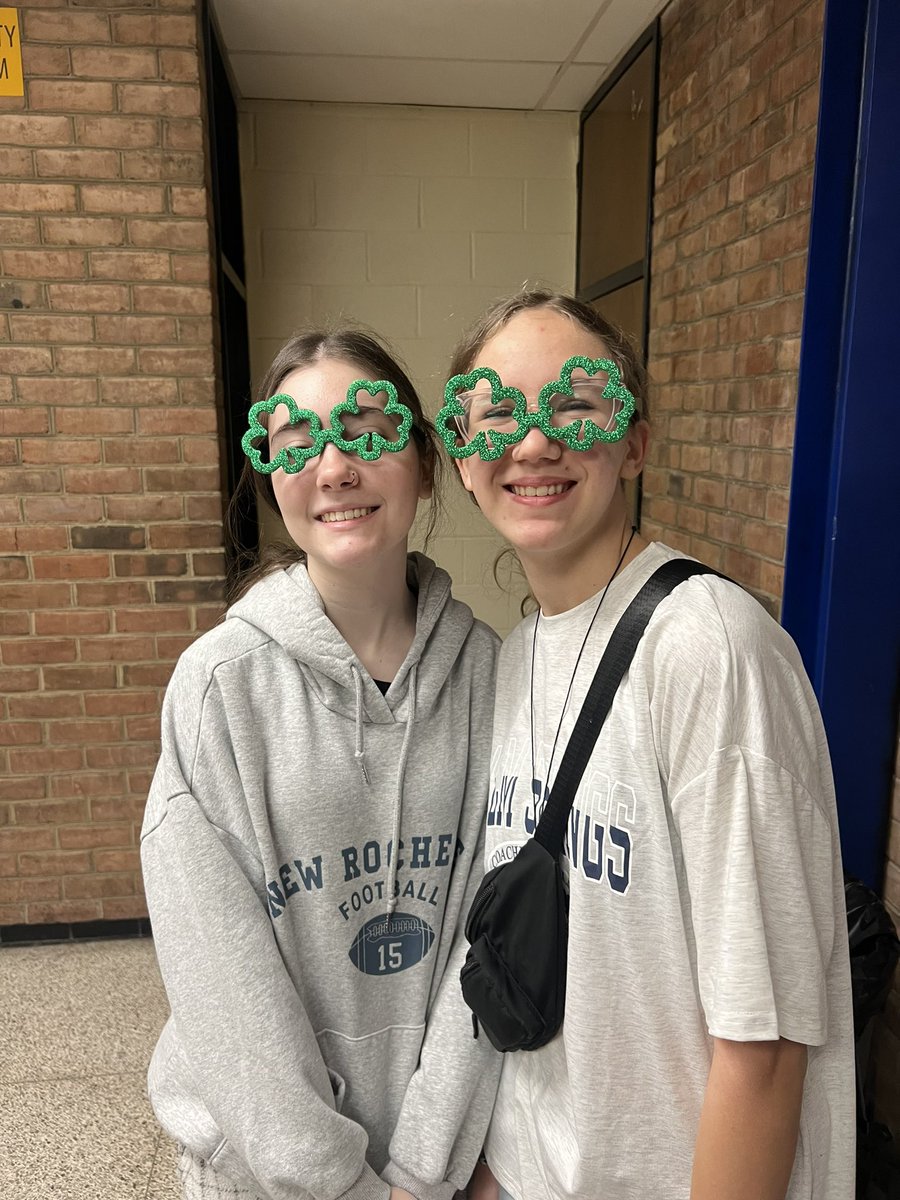 KaseyBarr21's tweet photo. A sea of green, donuts for my MISA testing group, amazing performances at our talent show, and rock paper scissors MATH! Another great day @LansdowneMS! 🦁 https://t.co/I0CLAVVQwZ