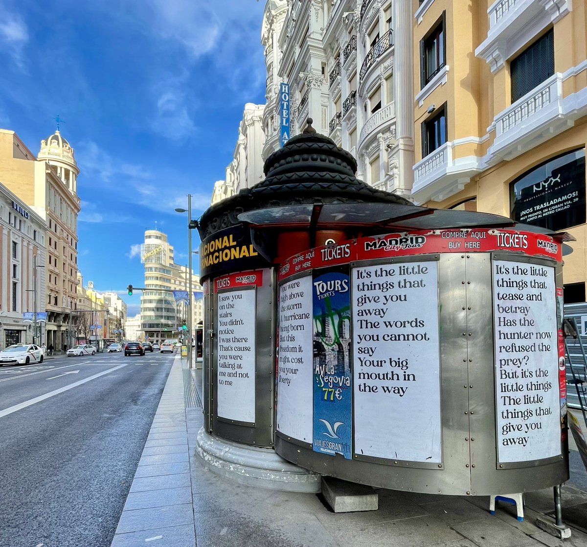 javiedge's tweet image. The little things that give you away #U2SOS #fortysongsfortycities #Madrid @U2