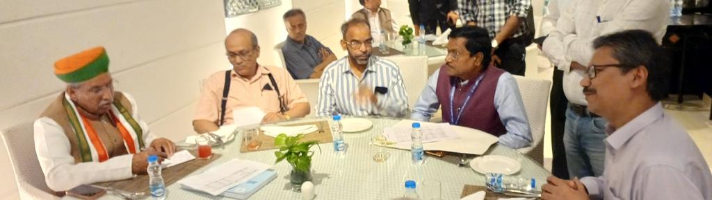 RrrlfKolkata's tweet photo. Shri @arjunrammeghwal Ji, Hon'ble MoS, @MinOfCultureGoI has review various MoC organisations of Kolkata.
@DrAPSingh_BHU , DG, @RrrlfKolkata explained various recent achievements of RRRLF &amp; NML to Hon'ble Minister.
#BooksforAll
#LibrariesforAll
#AmritMahotsav https://t.co/cZMjPgCXO8