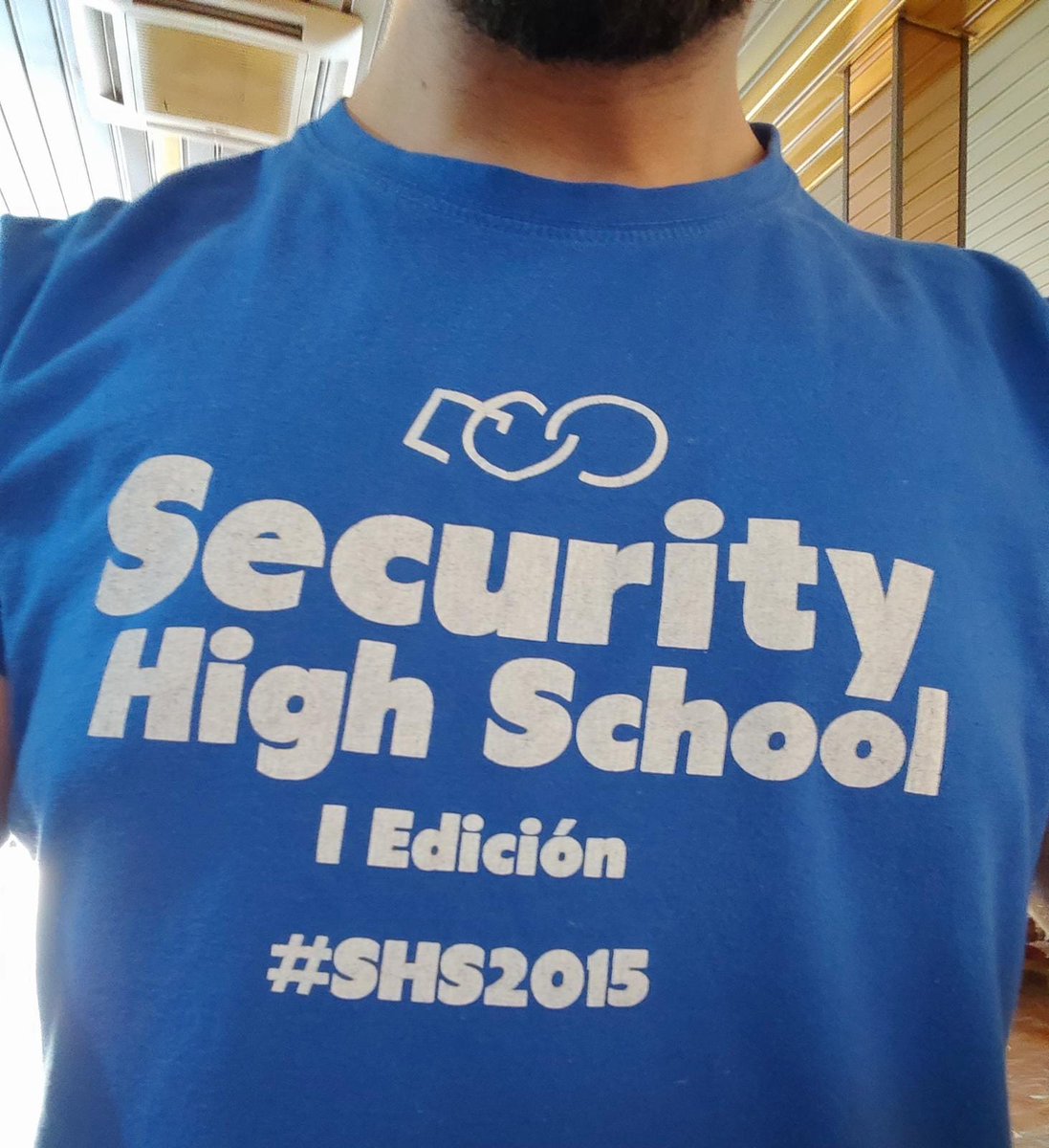 whoami_ch_'s tweet image. De premio un libro de Metasploit por identificar un video de ARMA III que se le coló a Antena3 con la guerra de Ucrania...
Ya de paso presumí de mi vieja (y pequeña) camiseta &amp;lt;3 #SHS2k23 #SHS2015