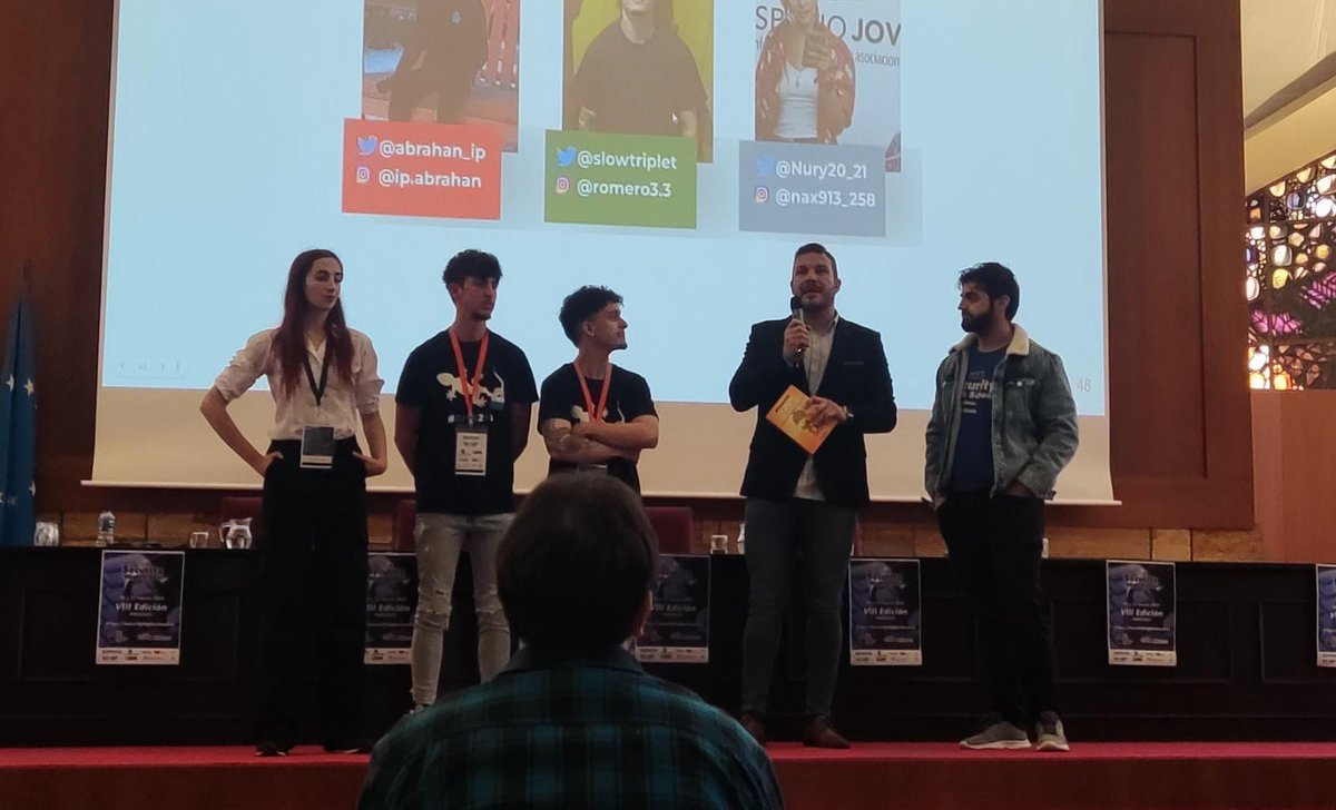 whoami_ch_'s tweet image. De premio un libro de Metasploit por identificar un video de ARMA III que se le coló a Antena3 con la guerra de Ucrania...
Ya de paso presumí de mi vieja (y pequeña) camiseta &amp;lt;3 #SHS2k23 #SHS2015