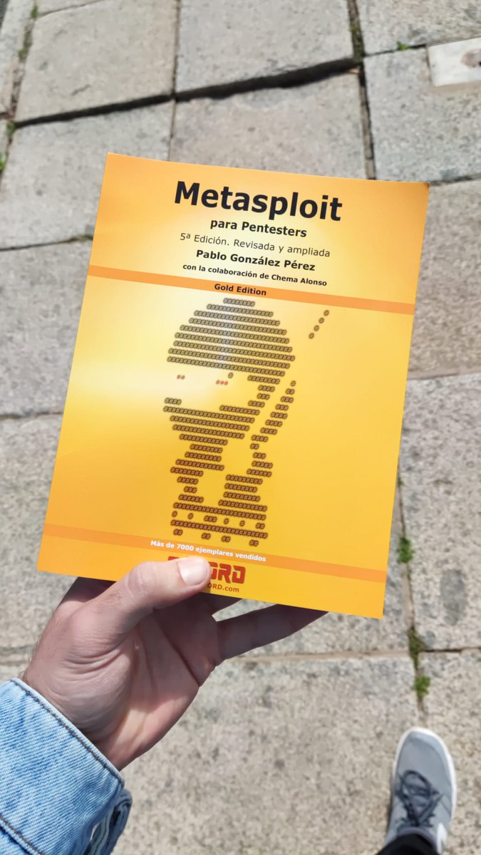 whoami_ch_'s tweet image. De premio un libro de Metasploit por identificar un video de ARMA III que se le coló a Antena3 con la guerra de Ucrania...
Ya de paso presumí de mi vieja (y pequeña) camiseta &amp;lt;3 #SHS2k23 #SHS2015