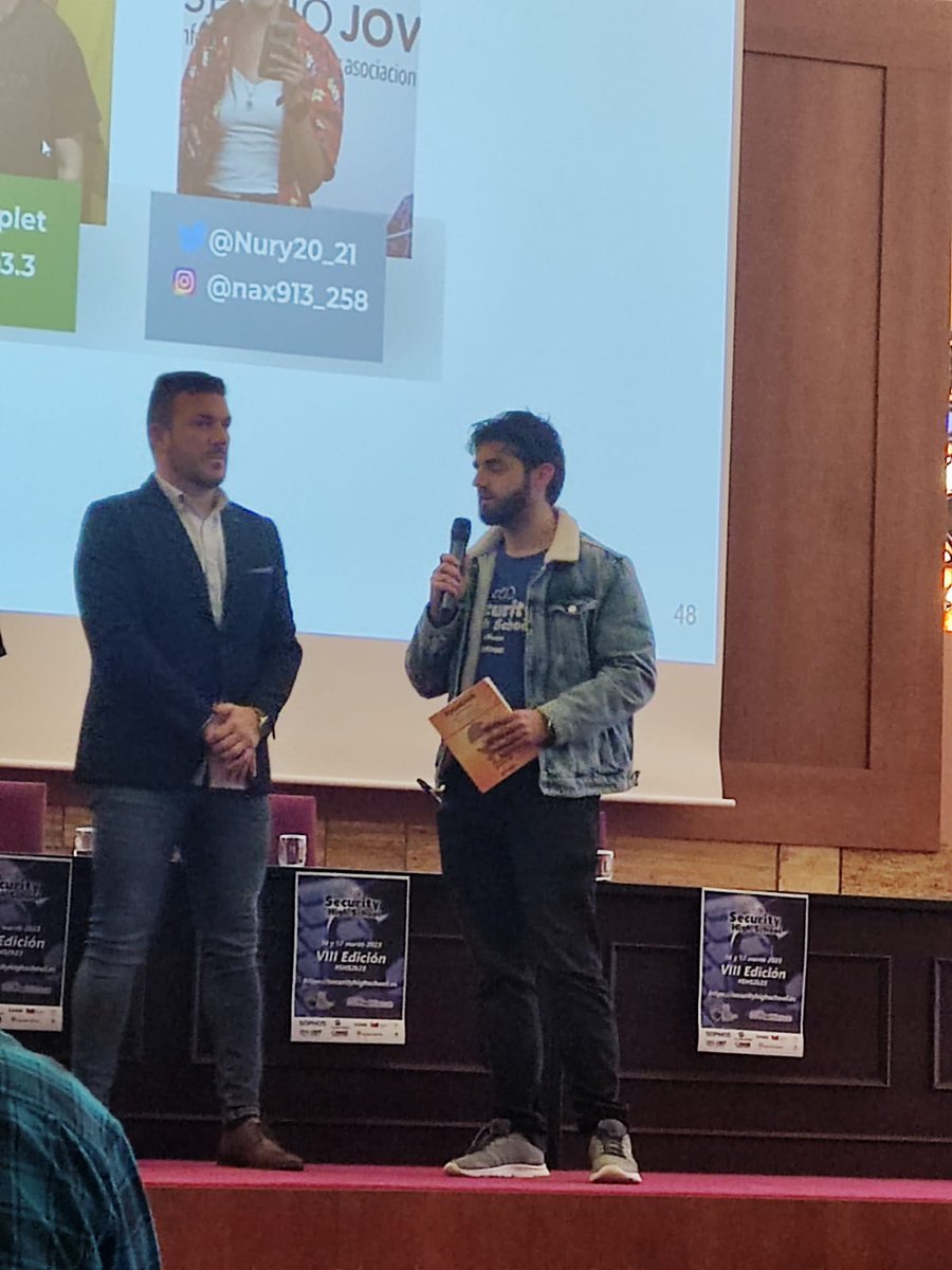 whoami_ch_'s tweet image. De premio un libro de Metasploit por identificar un video de ARMA III que se le coló a Antena3 con la guerra de Ucrania...
Ya de paso presumí de mi vieja (y pequeña) camiseta &amp;lt;3 #SHS2k23 #SHS2015