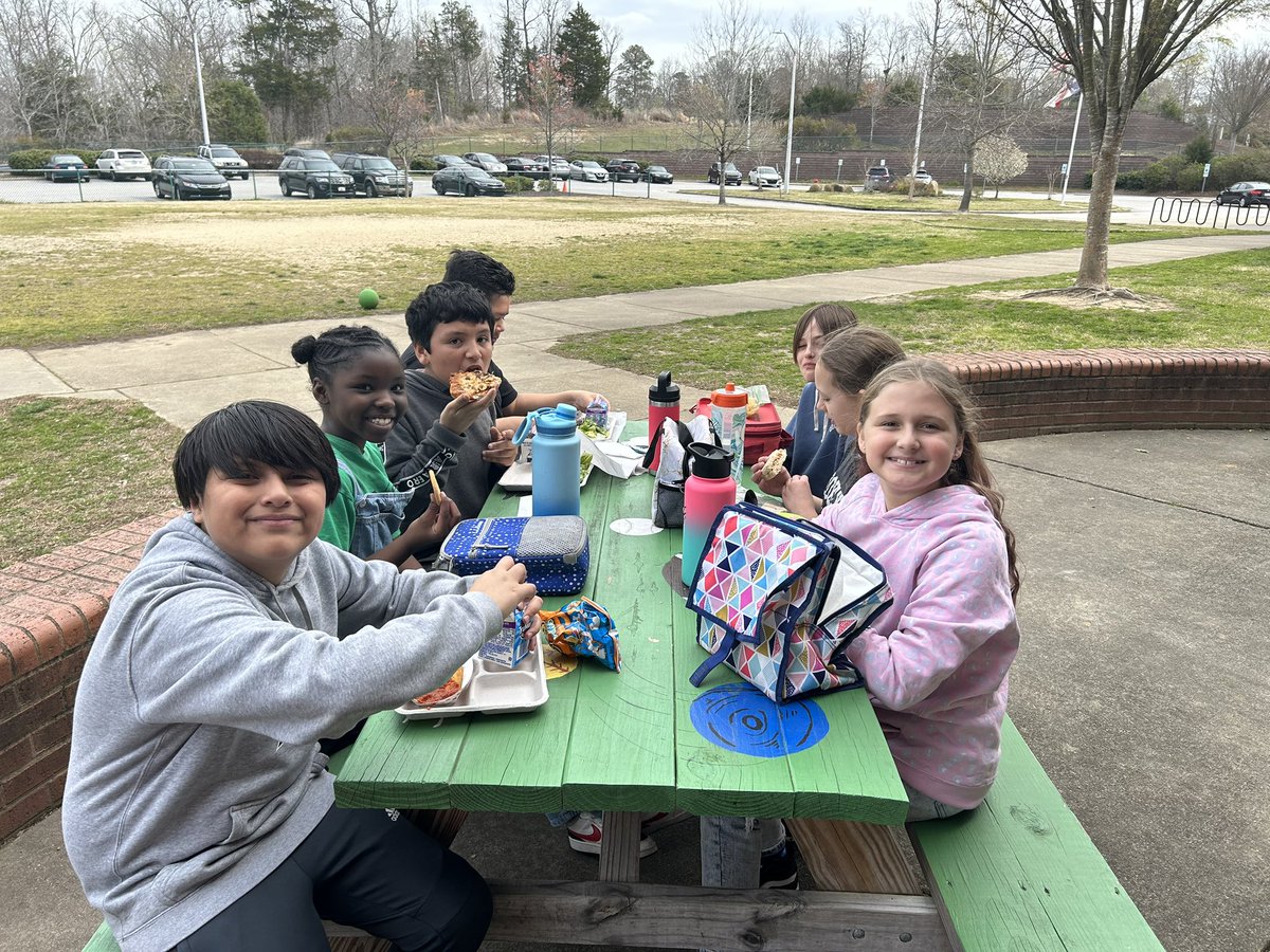 LearnEveryday5's tweet photo. What a nice day to eat outside! @NFP_Elementary so thankful for it to warm up some! https://t.co/jyZxOdHQWZ