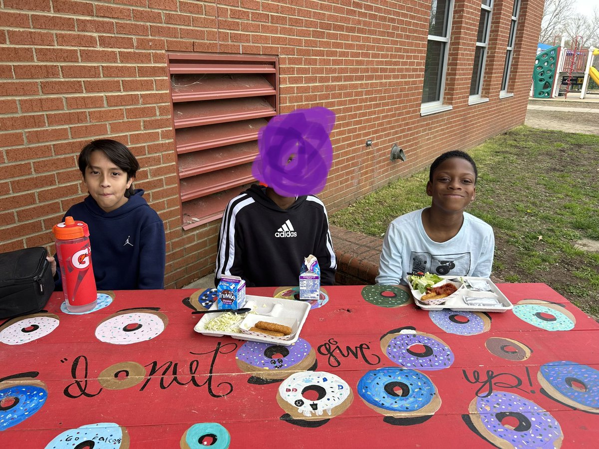 LearnEveryday5's tweet photo. What a nice day to eat outside! @NFP_Elementary so thankful for it to warm up some! https://t.co/jyZxOdHQWZ