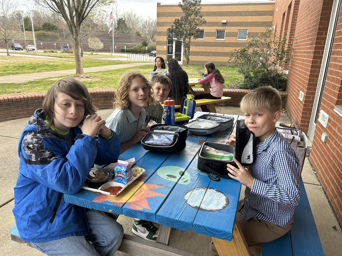 LearnEveryday5's tweet photo. What a nice day to eat outside! @NFP_Elementary so thankful for it to warm up some! https://t.co/jyZxOdHQWZ