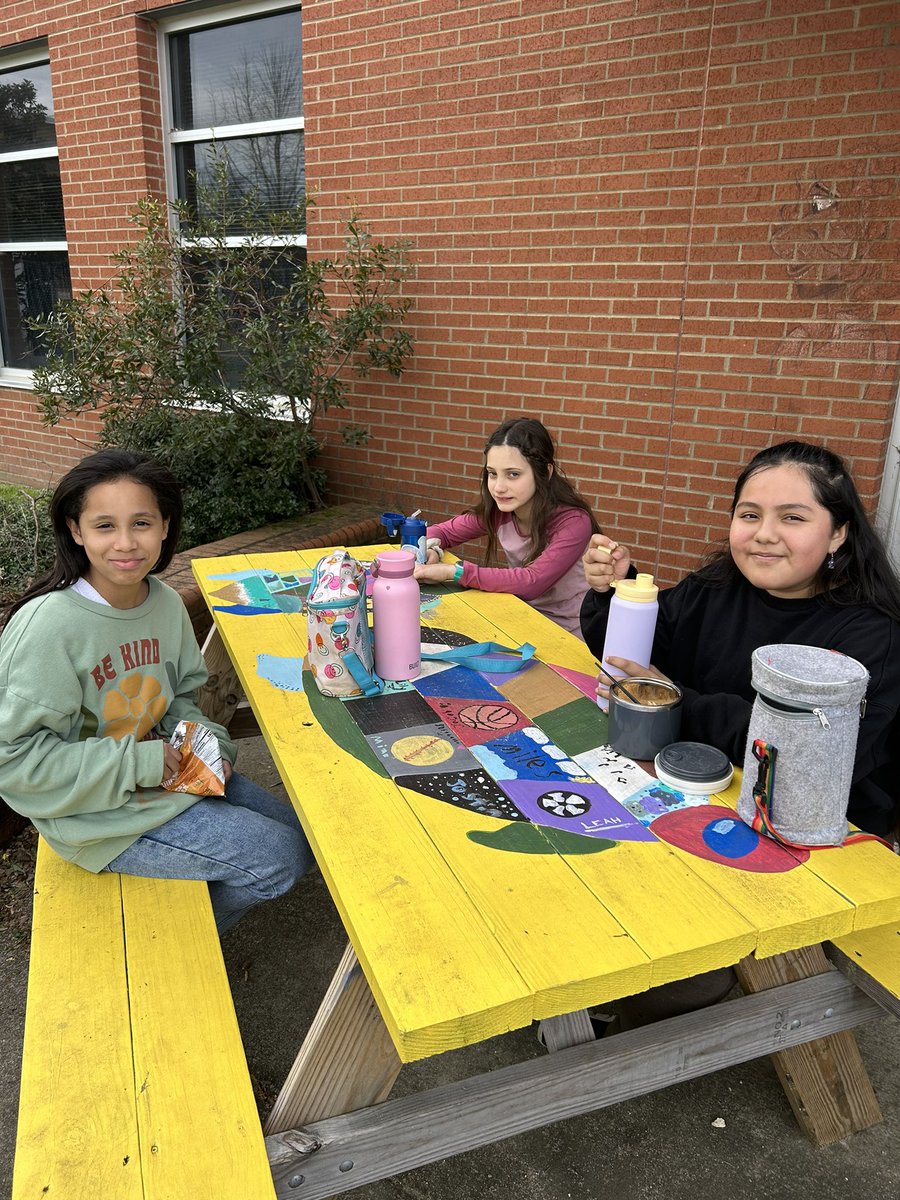 LearnEveryday5's tweet photo. What a nice day to eat outside! @NFP_Elementary so thankful for it to warm up some! https://t.co/jyZxOdHQWZ