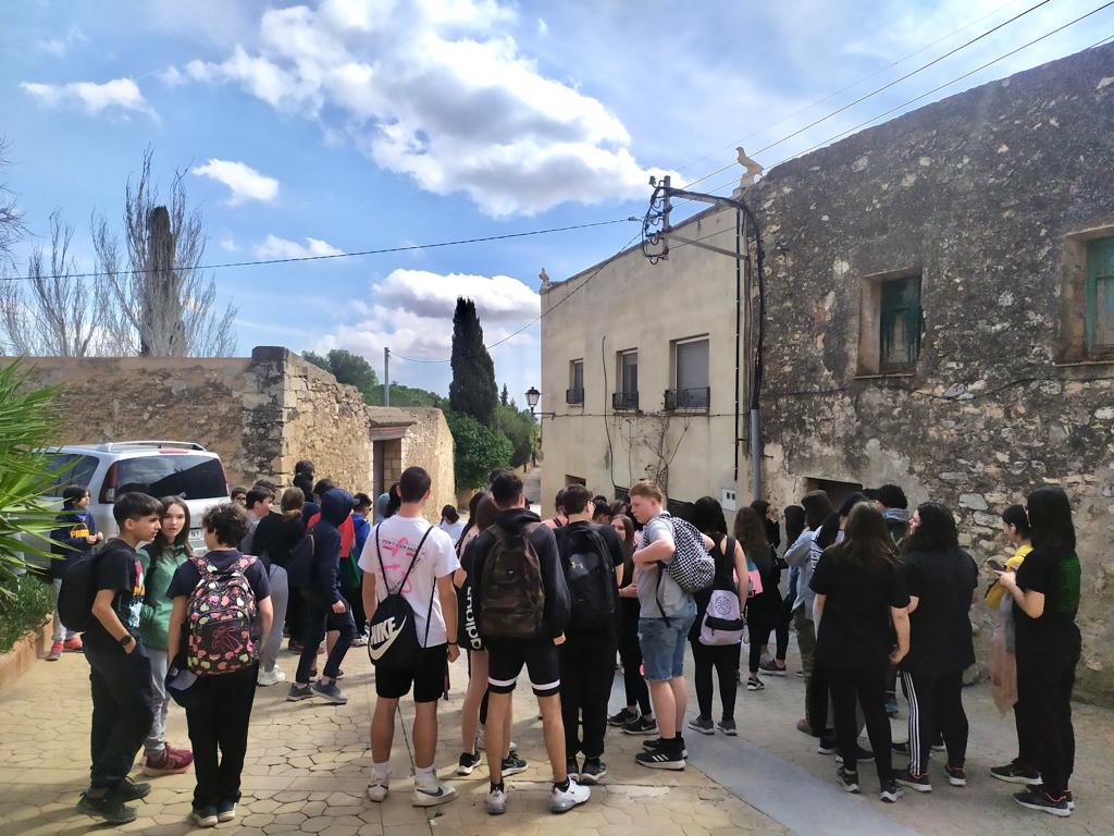 InsJaumeHuguet's tweet photo. Una de les activitats de la Jornada esportiva d'aquest matí ha portat una bona colla d'alumnes caminant fins a #Masmolets.
#jornadaEsportivaJH #jornadesesportives #easJH #EAS https://t.co/Jn7Krc0O56