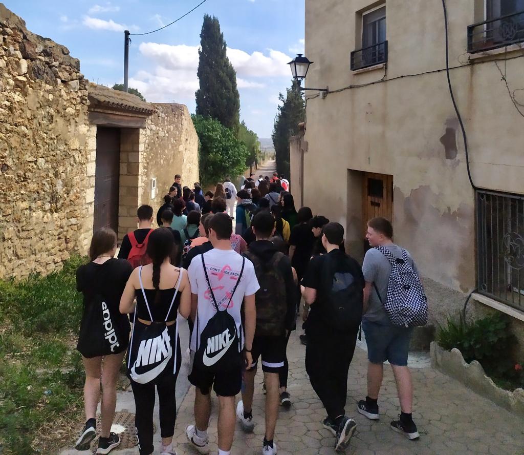 InsJaumeHuguet's tweet photo. Una de les activitats de la Jornada esportiva d'aquest matí ha portat una bona colla d'alumnes caminant fins a #Masmolets.
#jornadaEsportivaJH #jornadesesportives #easJH #EAS https://t.co/Jn7Krc0O56