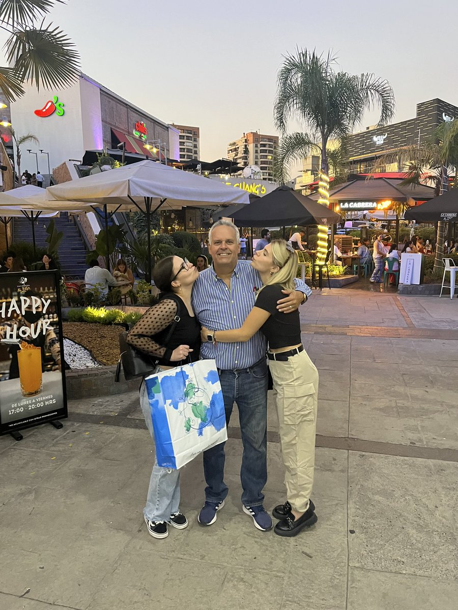 Valenmoncayo's tweet photo. Le regale el pasaje a mi papá para que viniera a la boda de mi hermana, luego de 8 años sin verse ellos y 6 sin verlo yo

Tome la decisión el viernes 10 y el martes 14 estaba acá…  

Ni yo se como lo logre, pero lo hice ❤️🥹 https://t.co/FgSw3nGXf7